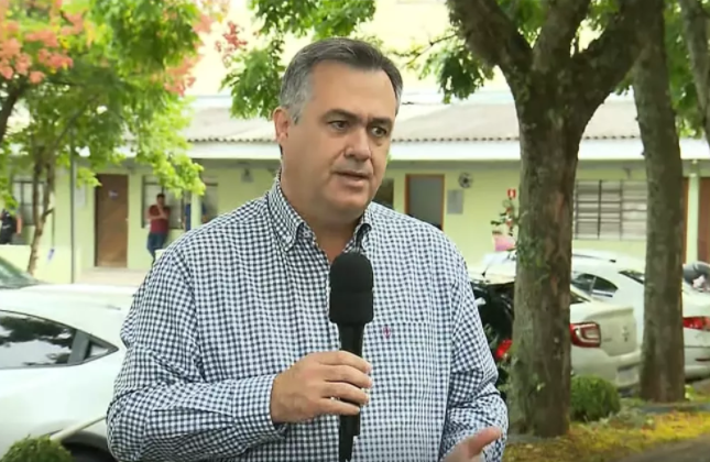 Paraná deve retirar obrigatoriedade do uso de máscaras em ambientes fechados nesta semana, confirma secretário de Saúde